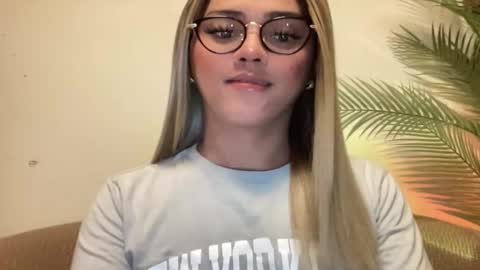 Snapshot of yvonne_guidotti chatting on 03/10/26, 03:33 Miss Cali online show from 03/10/26, 03:33