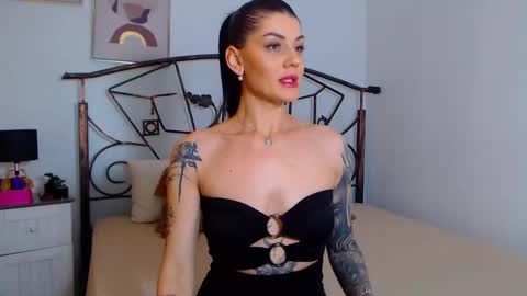 I V Y   online show from 01/03/25, 09:05