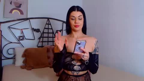 I V Y   online show from 01/05/25, 12:20