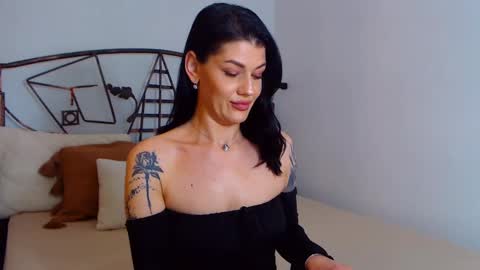 I V Y   online show from 02/19/25, 12:57