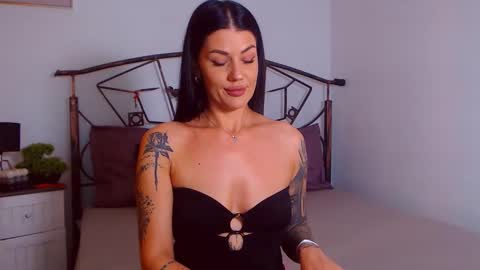 I V Y   online show from 09/17/25, 07:48