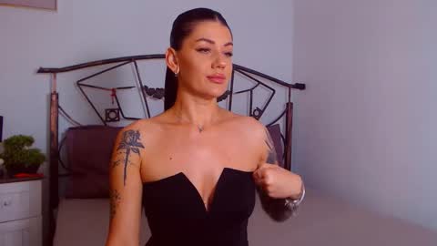 I V Y   online show from 09/18/25, 07:38