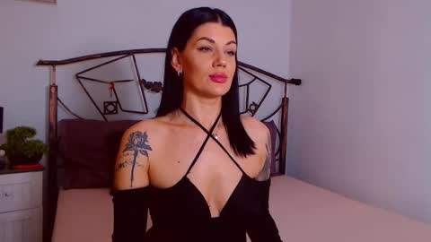 I V Y   online show from 10/21/25, 07:36