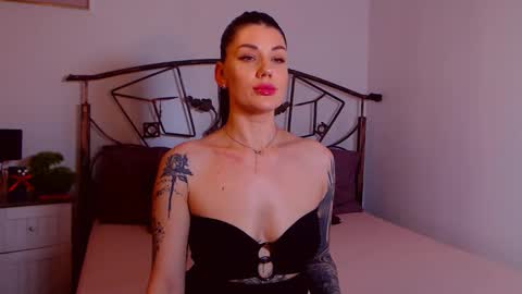 I V Y   online show from 12/13/25, 08:47