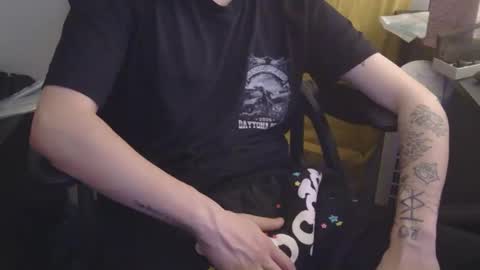 zachmcw25 online show from 04/18/26, 02:37