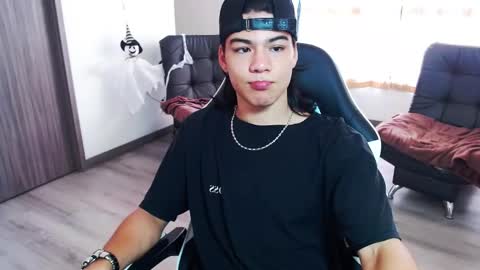 Snapshot of zackss_player chatting on 10/25/25, 02:46 zackss_player online show from 10/25/25, 02:46