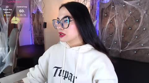 Snapshot of zami_escobar_of chatting on 10/15/25, 10:21 online show from 10/15/25, 10:21