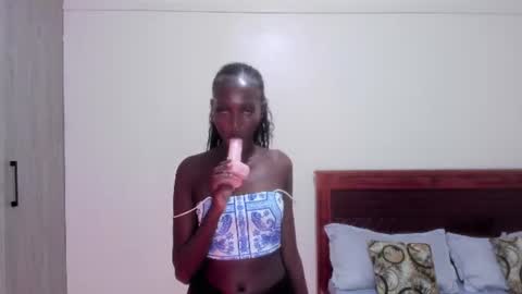 Snapshot of zara411 chatting on 06/18/26, 04:00 Zara online show from 06/18/26, 04:00