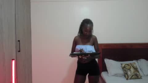 Snapshot of zara411 chatting on 08/10/26, 01:53 Zara online show from 08/10/26, 01:53