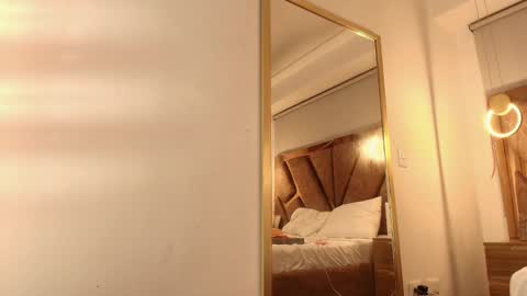 Snapshot of zarah_andrews chatting on 11/04/25, 12:04 Zarah Andrews online show from 11/04/25, 12:04