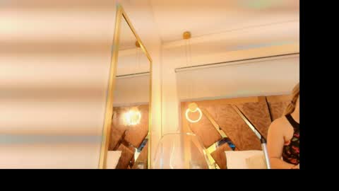 Snapshot of zarah_andrews chatting on 11/11/25, 12:05 Zarah Andrews online show from 11/11/25, 12:05