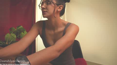 Snapshot of zarahlynch chatting on 12/21/24, 09:04 Miss Lynch   Next show  2911 online show from 12/21/24, 09:04