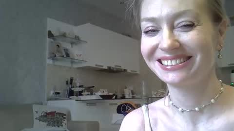 Snapshot of zarinaswift chatting on 05/09/26, 07:02 Zarina Swift online show from 05/09/26, 07:02