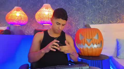 Snapshot of zayne_cross chatting on 10/24/25, 05:37 Zayn Cross online show from 10/24/25, 05:37