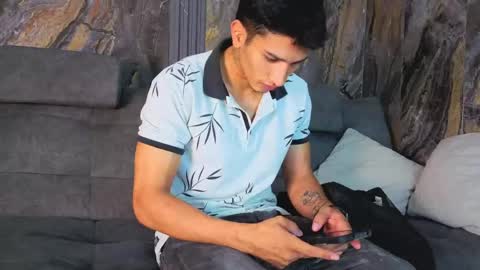 Snapshot of zaynmoretti chatting on 04/18/26, 07:07 zaynmoretti online show from 04/18/26, 07:07