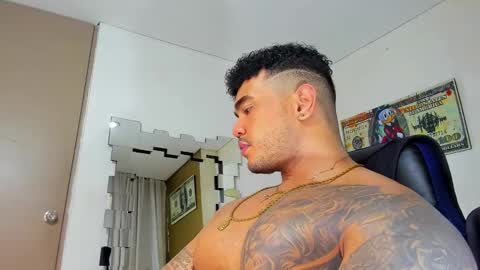 Snapshot of zeus_strong93 chatting on 01/13/25, 01:02 zeus strong online show from 01/13/25, 01:02