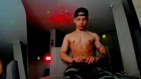 Snapshot of zeusjeff chatting on 12/23/25, 04:32 zeus online show from 12/23/25, 04:32