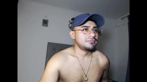 Snapshot of zeussexyhot chatting on 05/15/26, 05:58 zeussexyhot online show from 05/15/26, 05:58