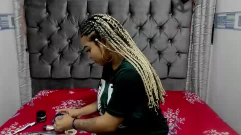 zeynep_20_ online show from 11/14/25, 12:48