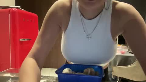 Snapshot of zidya06 chatting on 11/21/25, 01:54 Nensi online show from 11/21/25, 01:54