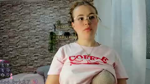 Snapshot of zoe_brk chatting on 06/18/26, 09:14 zoe brk online show from 06/18/26, 09:14