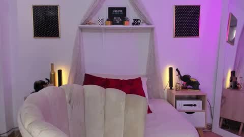 Zoe Gruber online show from 10/11/25, 09:13