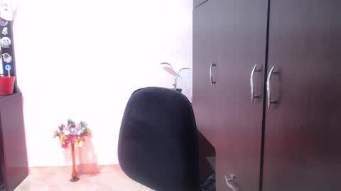 Snapshot of zoe_khall chatting on 12/14/25, 04:18 ZOE online show from 12/14/25, 04:18