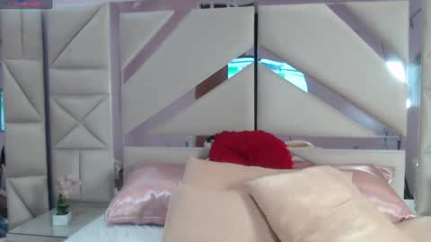 Snapshot of zoe_kravitx chatting on 01/08/25, 02:25 CAMILA online show from 01/08/25, 02:25