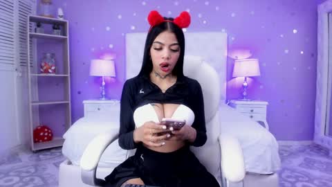 Snapshot of zoe_kravitx chatting on 02/15/25, 08:22 CAMILA online show from 02/15/25, 08:22