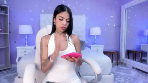 Snapshot of zoe_kravitx chatting on 03/01/25, 03:43 CAMILA online show from 03/01/25, 03:43