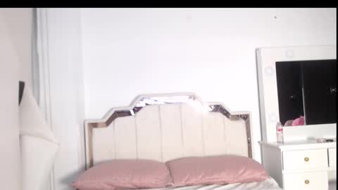 Snapshot of zoe_kravitx chatting on 09/11/25, 12:22 CAMILA online show from 09/11/25, 12:22