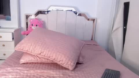 Snapshot of zoe_kravitx chatting on 09/25/25, 12:14 CAMILA online show from 09/25/25, 12:14