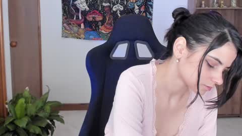 Zoe  online show from 12/19/24, 03:51