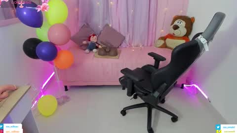 zoe_sullivan_ online show from 11/12/25, 09:42