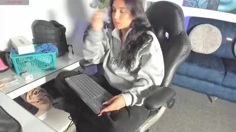 Snapshot of zoeconti chatting on 02/24/26, 02:53 Zoe online show from 02/24/26, 02:53