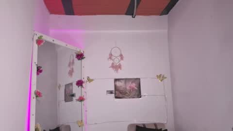 Snapshot of zoee_dolcee chatting on 10/13/25, 10:43 Catt online show from 10/13/25, 10:43