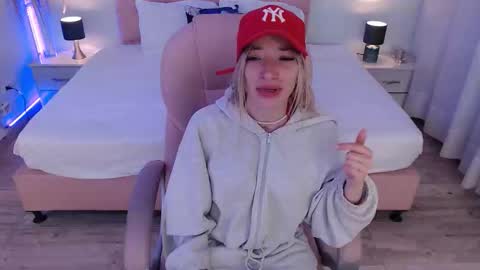 Snapshot of zoee_joness chatting on 03/23/26, 03:43 zoe online show from 03/23/26, 03:43