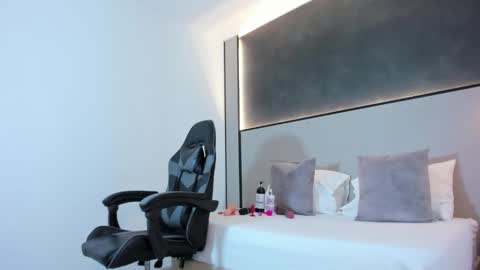 zoee_zi online show from 10/24/25, 08:05