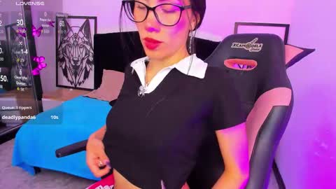 Laura  online show from 12/03/25, 05:04