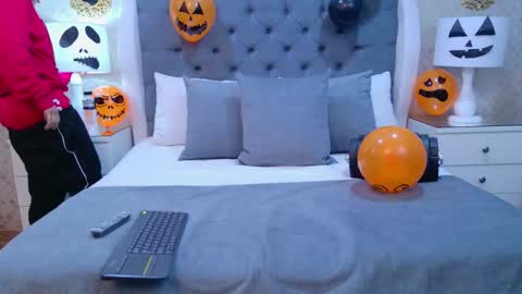 Snapshot of zoekrug chatting on 10/15/25, 11:32 Zoe Krug online show from 10/15/25, 11:32