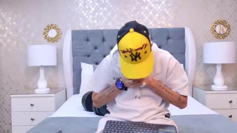 Zoe Krug online show from 11/06/25, 11:44