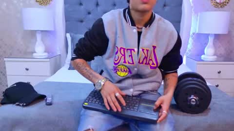 Zoe Krug online show from 12/05/25, 11:41