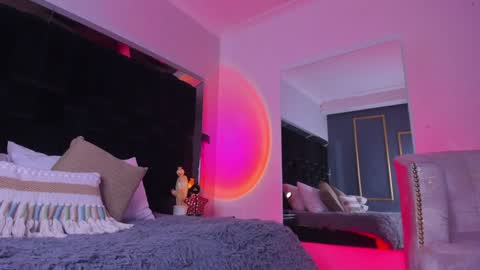 zoevidal_ online show from 02/06/25, 11:54