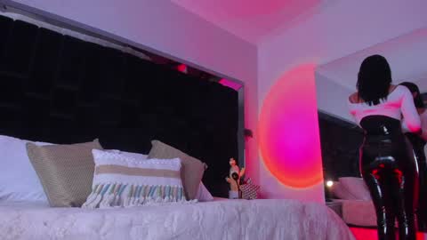 zoevidal_ online show from 02/08/25, 11:33