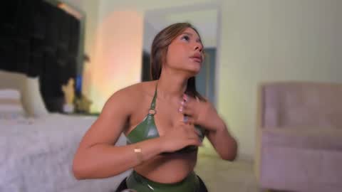 zoevidal_ online show from 09/12/25, 12:05