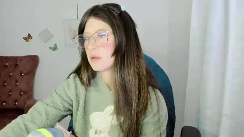 Snapshot of zooeybelair chatting on 05/09/26, 06:29 Alicie online show from 05/09/26, 06:29
