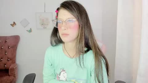 Snapshot of zooeybelair chatting on 05/18/26, 04:13 Alicie online show from 05/18/26, 04:13