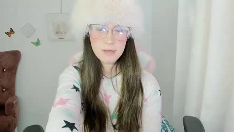 Snapshot of zooeybelair chatting on 05/19/26, 02:45 Alicie online show from 05/19/26, 02:45