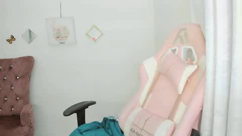 Snapshot of zooeybelair chatting on 06/08/26, 04:57 Alicie online show from 06/08/26, 04:57
