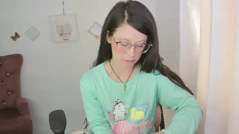 Snapshot of zooeybelair chatting on 06/17/26, 02:51 Alicie online show from 06/17/26, 02:51